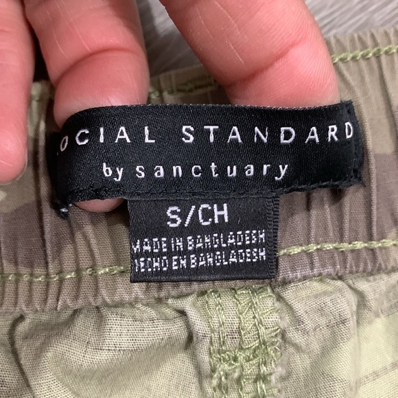 Social Standard by Sanctuary Roll Cuff Camouflage Stretch Cotton Shorts size S - Picture 8 of 10